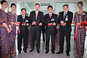 Eröffnung der neuen Verbindung durch Finanzminister Fahrenschon, Flughafenchef Kerkloh und offizielle der Singapore Airlines (©Foto: Martin Schmitz)